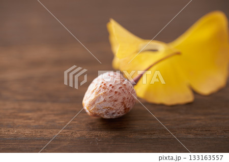 黄色いイチョウの葉 黄色いイチョウの葉 133163557