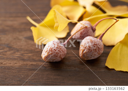 黄色いイチョウの葉 133163562