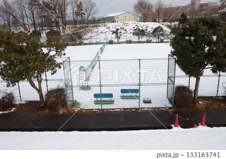 雪の積もったテニスコート 133163741