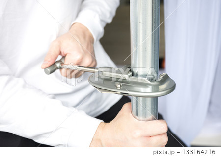 パイプを固定するクランプなどの施工作業 133164216