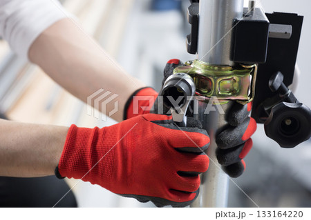 パイプを固定するクランプなどの施工作業 133164220