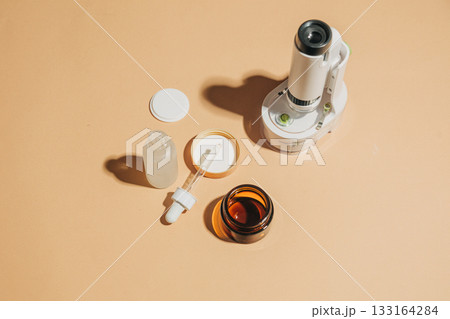 Cosmetic containers with miniature microscope arrangement 133164284