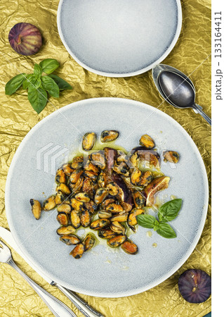 Mussels cooked with figs. 133164411
