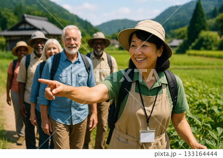 田舎を案内する笑顔のツアーガイド 133164444