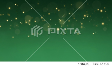 深緑色のグラデーションを背景に上から降る金色の光の粒と玉ボケが幻想的なクリスマスの背景素材 深緑色のグラデーションを背景に上から降る金色の光の粒と玉ボケが幻想的なクリスマスの背景素材 133164490