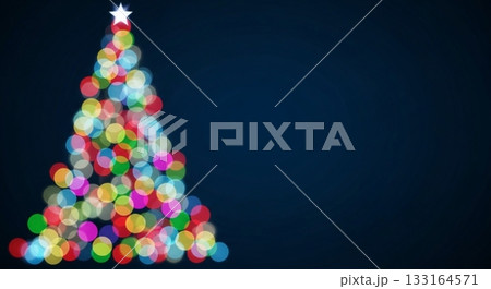 カラフルな光のボケが彩るクリスマスツリーの幻想的背景 カラフルな光のボケが彩るクリスマスツリーの幻想的背景 133164571