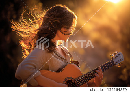 ギターを弾く女性 133164879