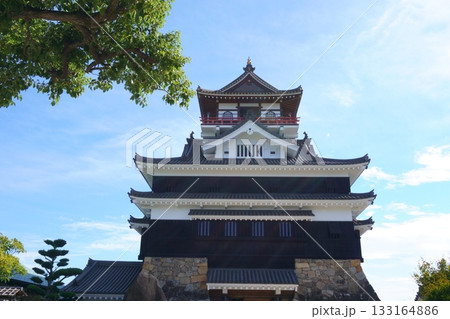 城の庭園から見える清州城 133164886