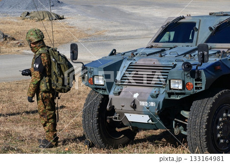 警備の陸上自衛隊員　歩哨 133164981