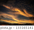 オレンジ色の夕焼け雲が広がる空の風景 133165141