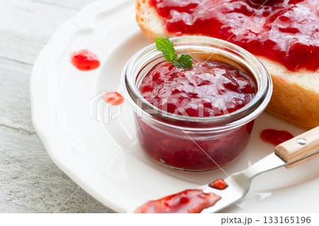 苺ジャム　いちごジャムとトースト 133165196