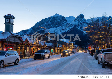 カナダ、アルバータ州キャンモア - 2022年1月19日:冬のキャンモアの街並み。 カナダ、アルバータ州キャンモア - 2022年1月19日:冬のキャンモアの街並み。 133165244