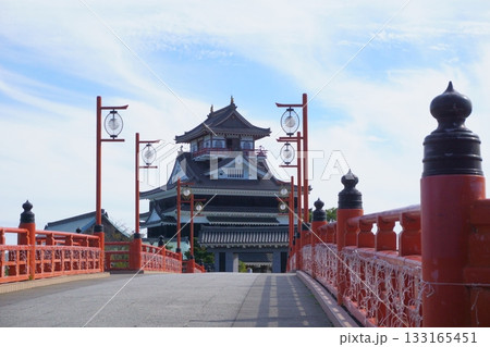 大手橋の赤い橋と清州城 133165451
