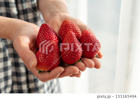 女性の手にたくさんの赤い完熟苺　（女性） 133165494