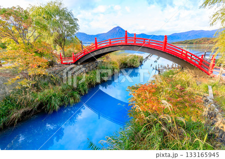 秋の宇曽利山湖　三途の川　青森県むつ市 133165945