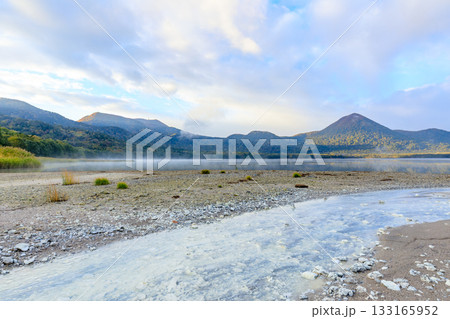 秋の宇曽利山湖　青森県むつ市 133165952