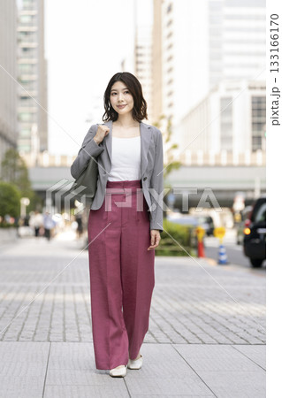 オフィス街を歩く30代のビジネスウーマン 133166170