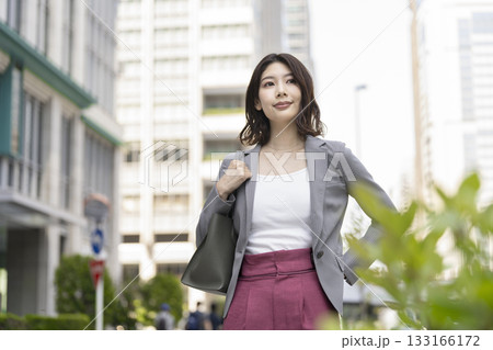 街を歩く30代のビジネスウーマン 街を歩く30代のビジネスウーマン 133166172