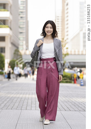 オフィス街を歩く30代のビジネスウーマン 133166253