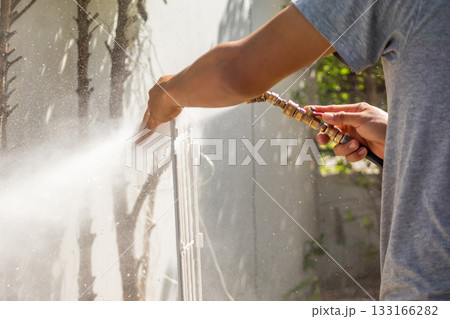 air conditioning filter cleaning with water spray 133166282