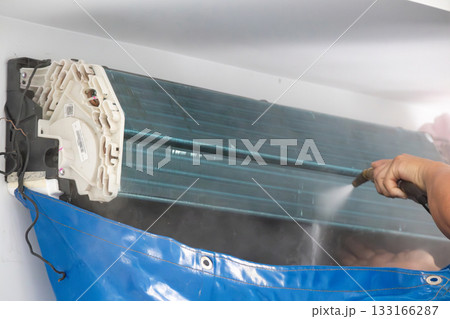 air conditioning cleaning service with water spray 133166287