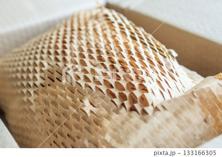 Eco friendly brown paper honeycomb wrap for product packaging parcel carton box 133166305
