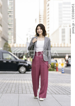 オフィス街を歩く30代のビジネスウーマン 133166451