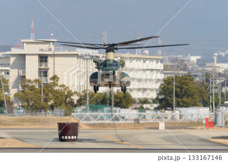 離陸する航空自衛隊CH-47とビッグディッパーバケット 133167146