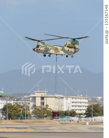 離陸する航空自衛隊CH-47とビッグディッパーバケット 離陸する航空自衛隊CH-47とビッグディッパーバケット 133167148