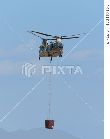 飛行する航空自衛隊CH-47とビッグディッパーバケット 飛行する航空自衛隊CH-47とビッグディッパーバケット 133167151