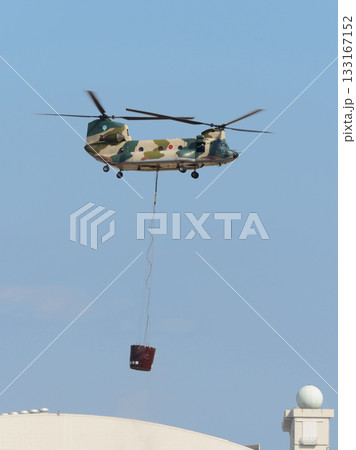 飛行する航空自衛隊CH-47とビッグディッパーバケット 133167152