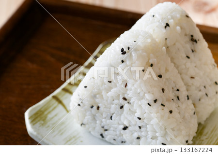 黒ごまおにぎり 黒ごまおにぎり 133167224