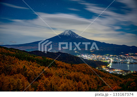 【山梨県】夜明け前の落葉松林の向こうに富士山 133167374