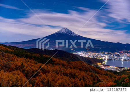 【山梨県】夜明け前の落葉松林の向こうに富士山 133167375
