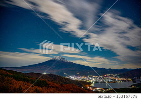 【山梨県】夜明け前の落葉松林の向こうに富士山 133167378