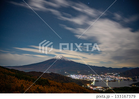 【山梨県】夜明け前の落葉松林の向こうに富士山 133167379