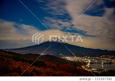 【山梨県】夜明け前の落葉松林の向こうに富士山 133167382