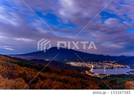 【山梨県】夜明け前の落葉松林の向こうに富士山 133167385