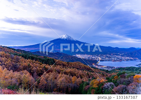 【山梨県】夜明け前の落葉松林の向こうに富士山 133167387