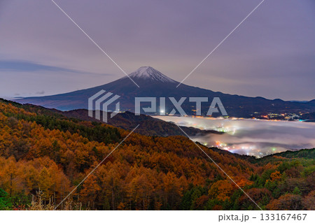 【山梨県】河口湖の湖上を覆う雲海と落葉松林の向こうに富士山 133167467