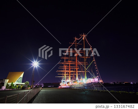 夜の名古屋港に接岸する帆船海王丸 133167482