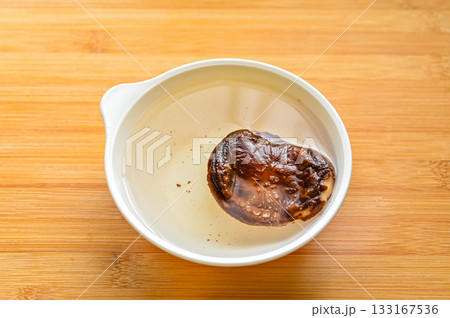 干し椎茸を戻す 133167536