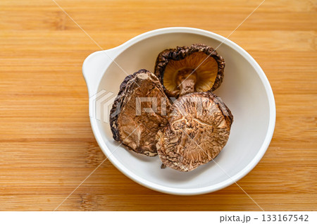 干しシイタケとボウル 干しシイタケとボウル 133167542