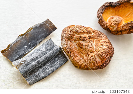 干しシイタケと昆布 干しシイタケと昆布 133167548