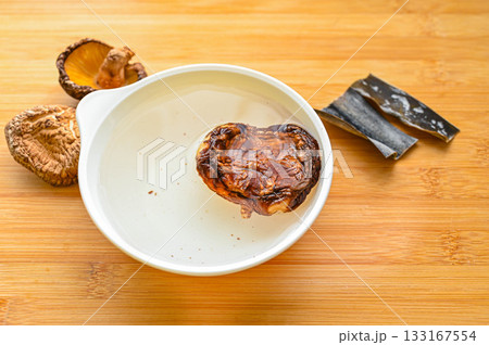 乾燥しいたけを戻す 133167554