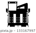正面から見たコンバイン（農業機械）の白黒シルエット 133167997