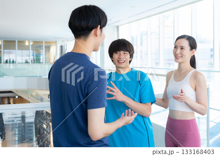 スポーツジムでトレーニングをする若い男女　撮影協力:スポーツクラブ&サウナスパ ルネサンス 幕張24 133168403