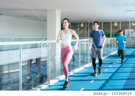 スポーツジムでトレーニングをする若い男女　撮影協力:スポーツクラブ&サウナスパ ルネサンス 幕張24 133168414