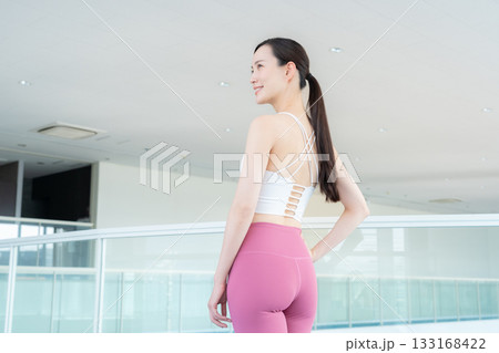 スポーツジムでトレーニングをする若い女性　撮影協力:スポーツクラブ&サウナスパ ルネサンス 幕張24 133168422