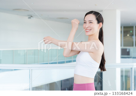 スポーツジムでトレーニングをする若い女性　撮影協力:スポーツクラブ&サウナスパ ルネサンス 幕張24 133168424